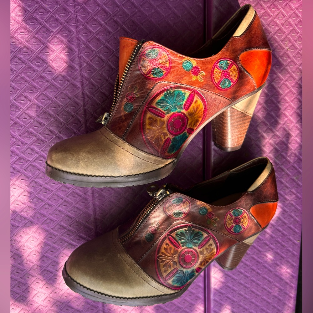 L’Artiste Gorgeous Heels! colorful painterly tooled leather great dancing shoes